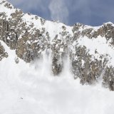Pour désamorcer le risque d'avalanche, on a souvent recours à des explosions (archives). KEYSTONE/DOMINIC STEINMANN